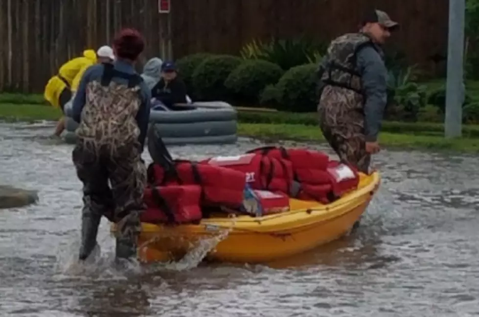 Pizza Hut Delivers Pizza During Flood In Texas [PHOTO]