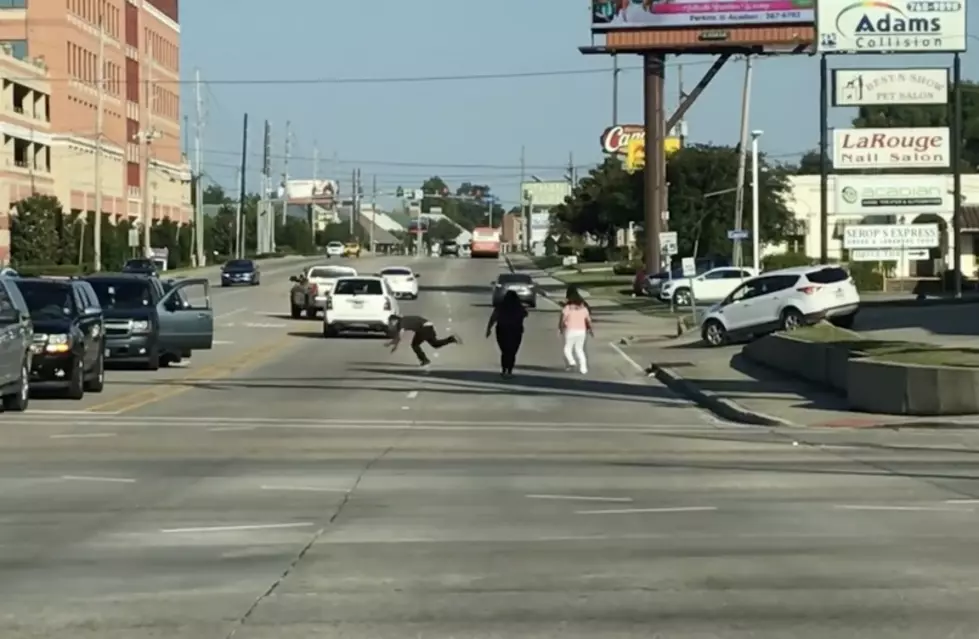 Two People Dangerously Brawl In The Middle Of A Busy Baton Rouge Intersection [VIDEO]