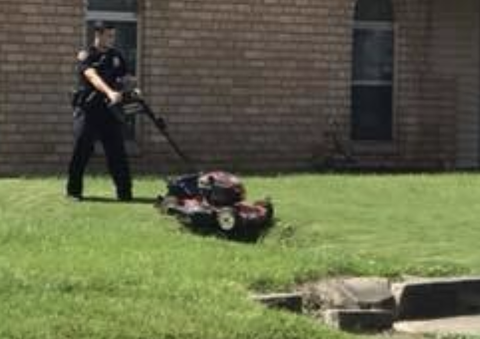 Lafayette Police Officer Helps Woman Mow Lawn [PHOTO]