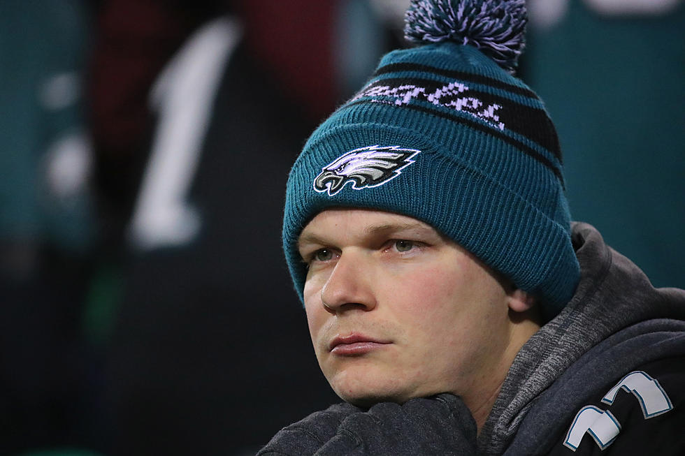 Philadelphia Eagles Fan Breaks Plate Over Head After Loss [VIDEO]