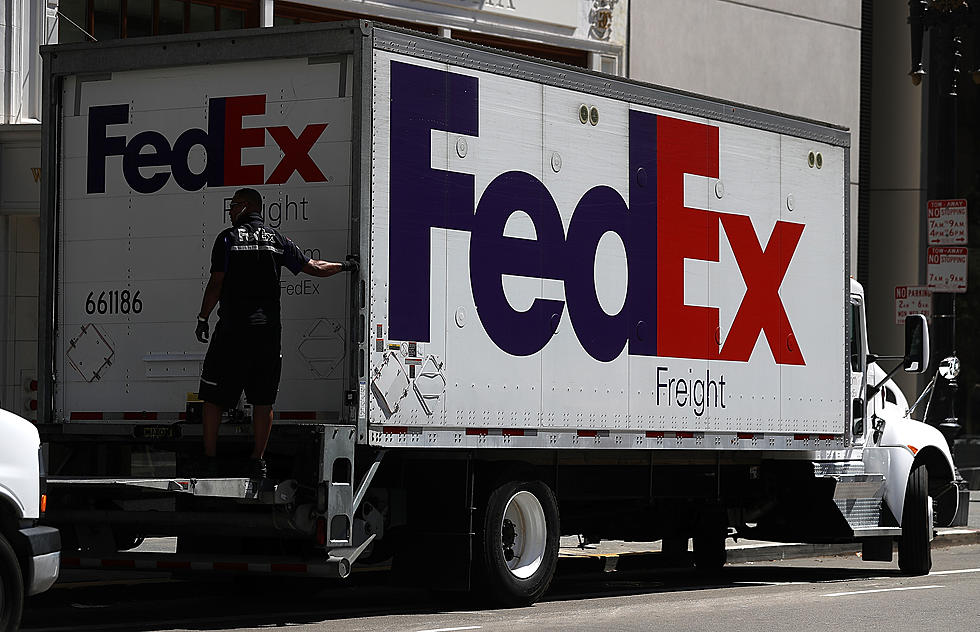 FedEx Worker Carelessly Damages Toilet During Delivery [VIDEO]