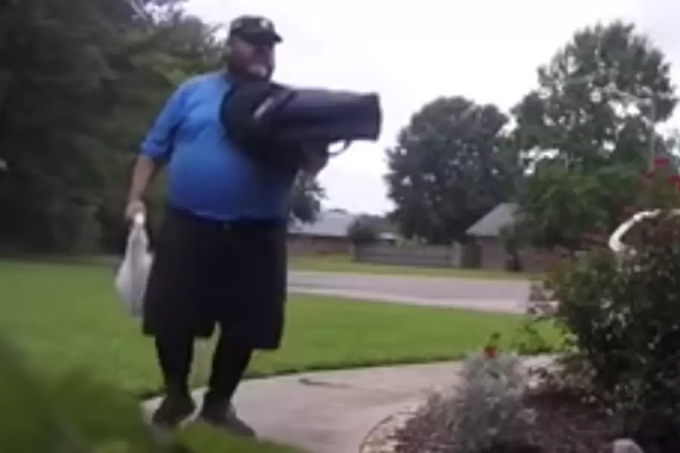Pizza Delivery Person Follows Directions, Screams Pizza Is Ready [VIDEO]