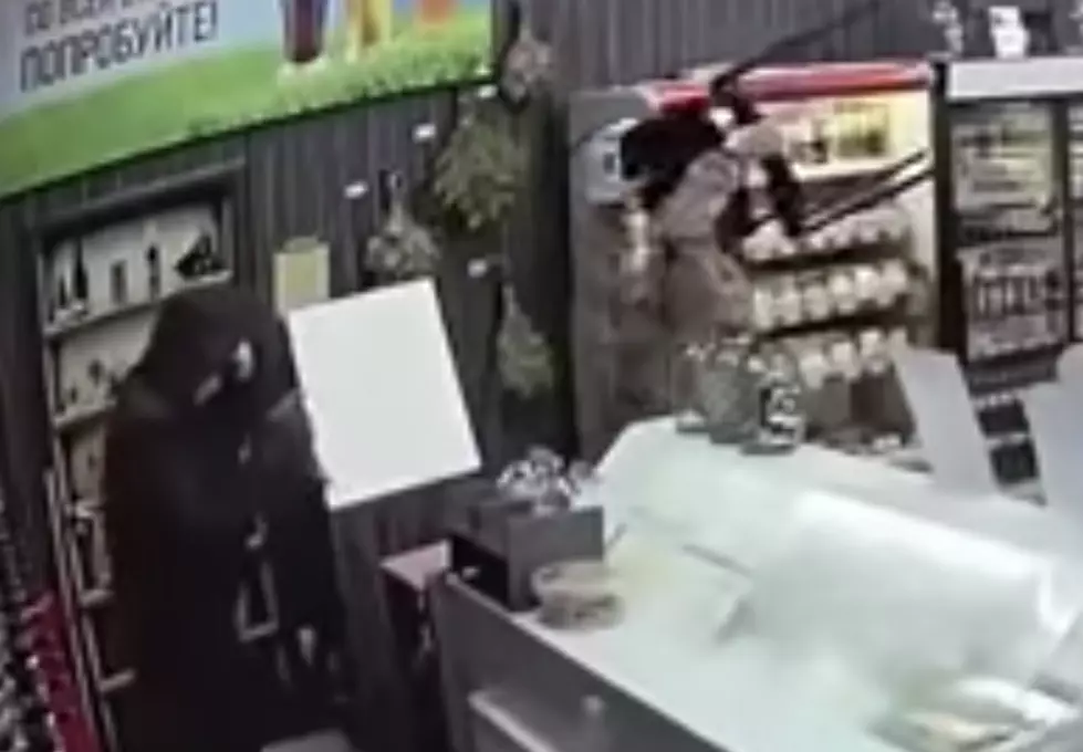 Thief With Hammer Gets Pepper Sprayed And Hit With Chair [VIDEO]