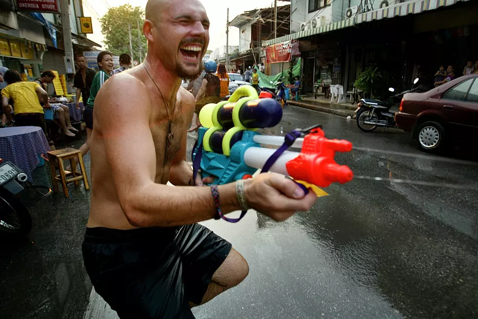 Challenging Random Strangers To A Water Gun Fight Is Good, Clean Fun [Video]