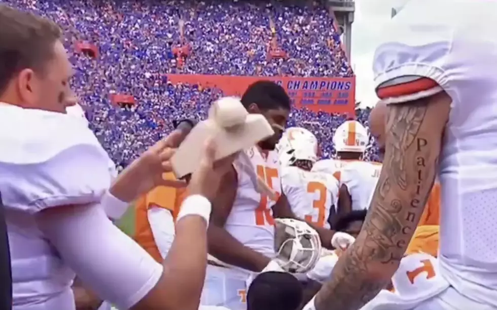 Tennessee Quarterback Has No Idea How To Use Phone [VIDEO]