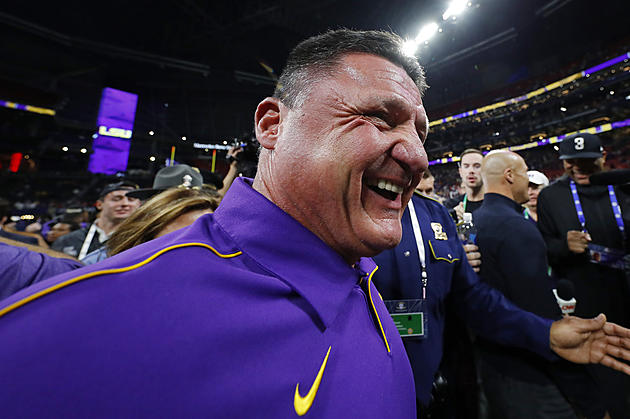 LSU Fan Uses Coach Orgeron As Part Of Christmas Display In Yard [VIDEO]