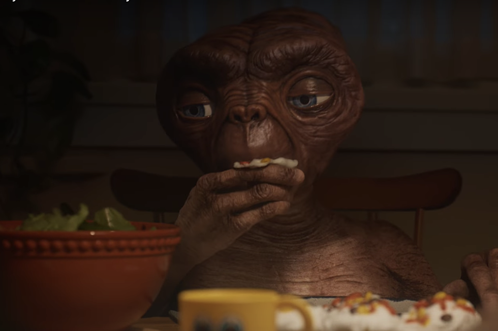 E.T. Returns To Earth To Meet Elliot&#8217;s Family During The Holidays [VIDEO]