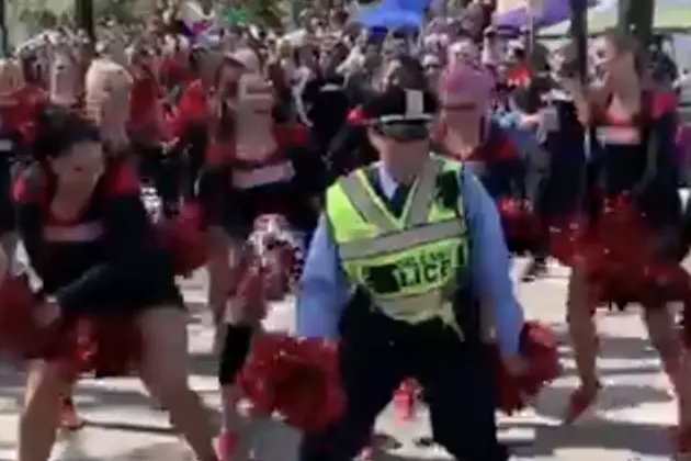 New Orleans Police Officer Dances in Mardi Gras Parade [VIDEO]