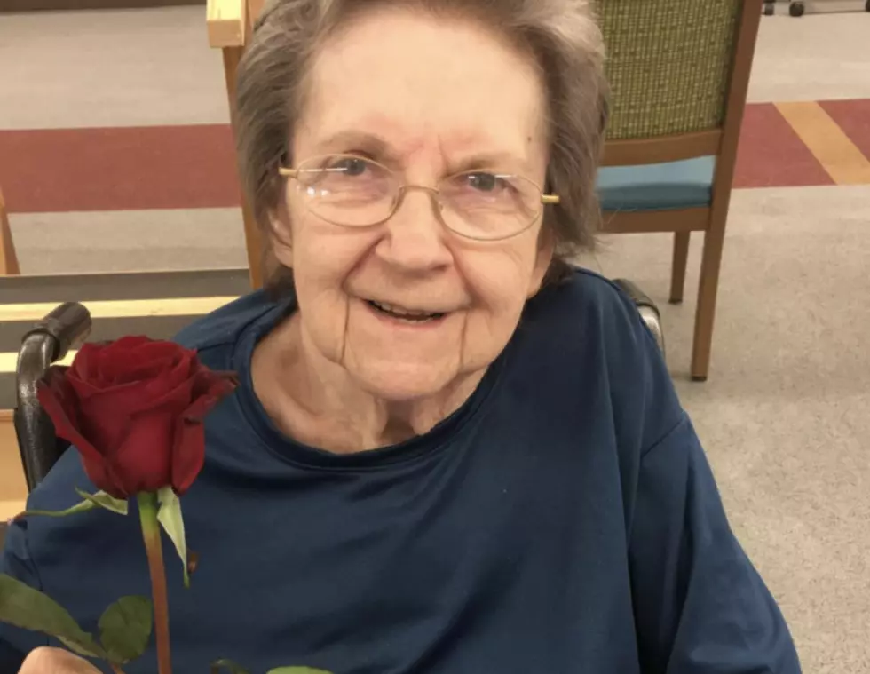 Bride Donates Wedding Flowers To Citizens in Lafayette Rehabilitation Center [PHOTOS]