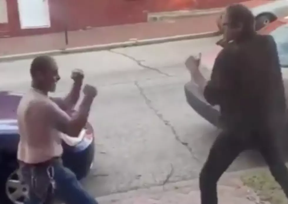 The Internet Can’t Get Enough of These Two Neighbors Fighting [NSFW-VIDEO]