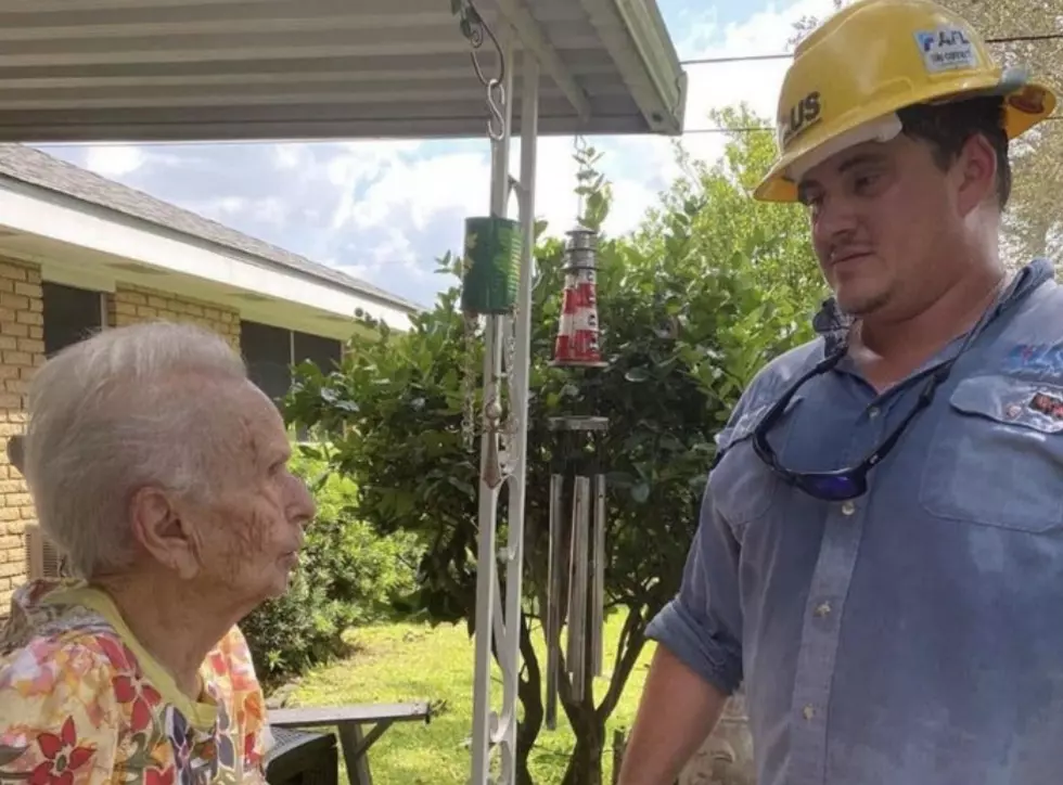 Elderly Lafayette Woman Thanks LUS Lineman for Restoring Power [PHOTO]