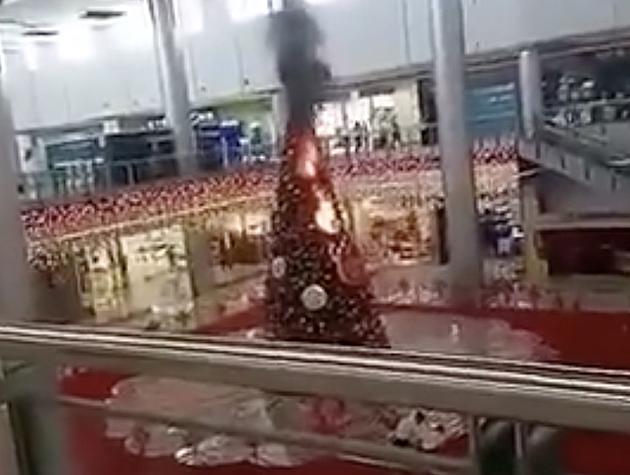 Christmas Tree Burns in Mall While &#8216;Jingle Bells&#8217; Plays in Background [VIDEO]
