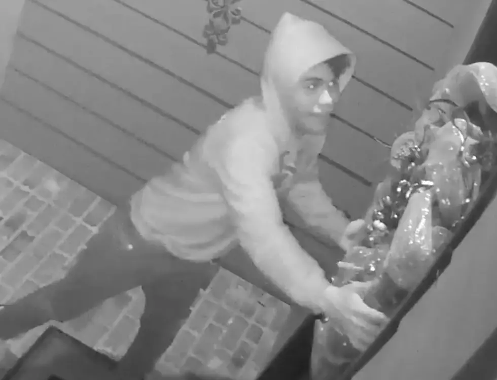 Christmas Grinch Caught on Camera Stealing Christmas Wreath in Lafayette [VIDEO]