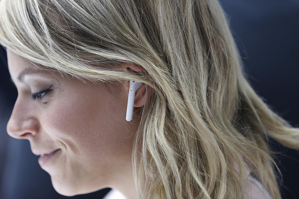 Doctor Says AirPods Could Cause Ball of Fungus in Ears, Removes It From Ear [VIDEO]