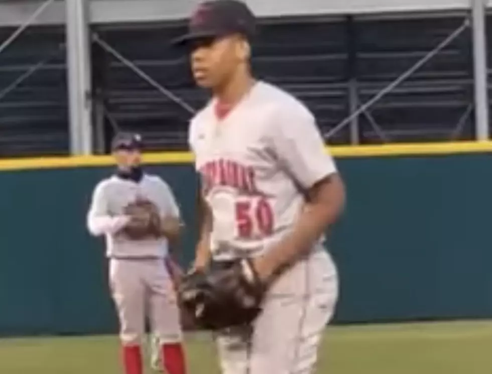 Baseball Pitcher Throws With Both Hands [VIDEO]