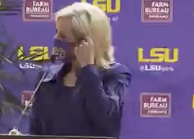 LSU&#8217;s Coach Kim Mulkey Rips Off Mask to Start Introductory Speech [VIDEO]