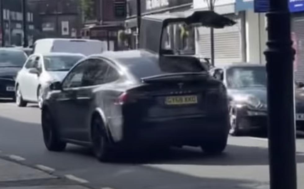 Driver of Tesla X Forgets to Lower Wingtip Door, Ends Badly [VIDEO]