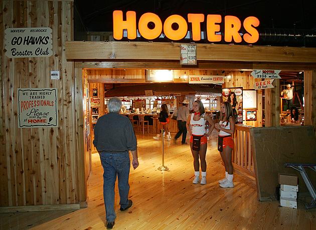 Hooters Has Waitresses Wear Thong-Like Shorts, Reverses Decision [NSFW-VIDEO]