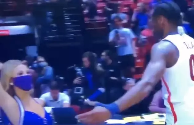 Did A College Basketball Player High Five A Cheerleader&#8217;s Chest? [VIDEO]