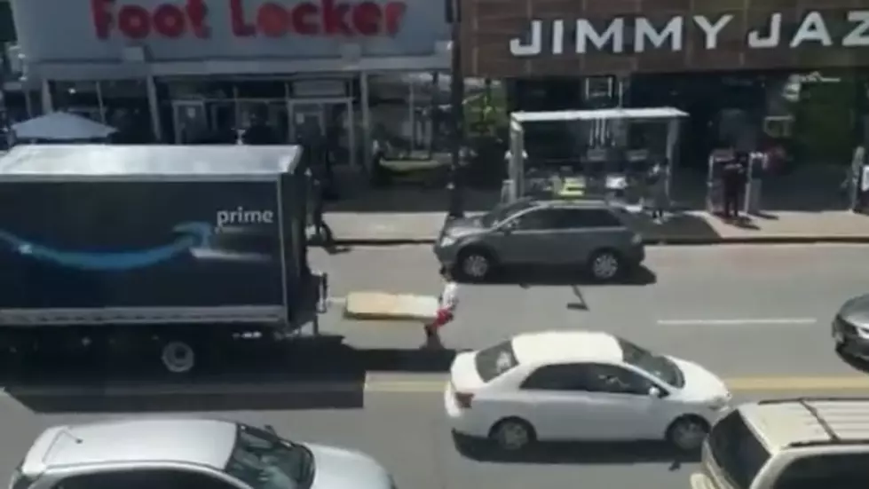 Man Seemingly Steals Brand New TV Off of Amazon Delivery Truck as it Drives Away