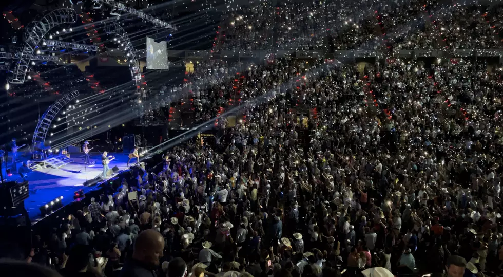 Watch Brooks & Dunn Lead Lafayette CAJUNDOME Crowd in Sing-A-Long of ‘Neon Moon’