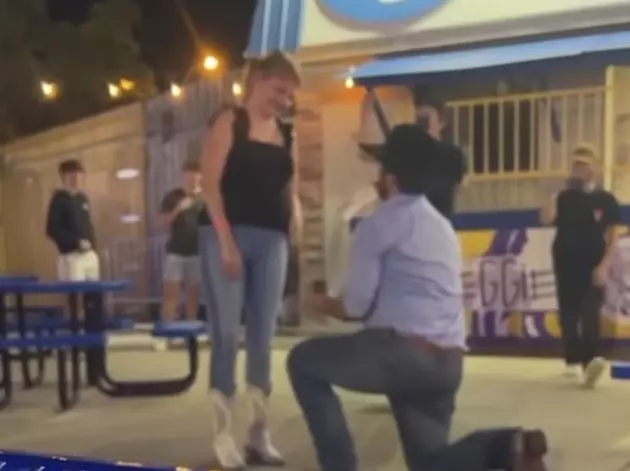 Couple Gets Engaged Outside of College Bar in Baton Rouge [VIDEO]