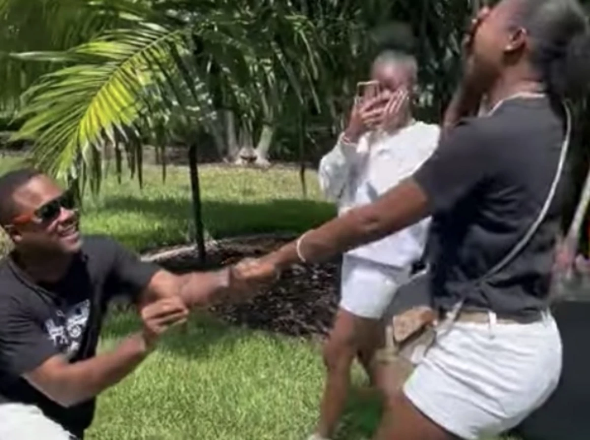 Woman Faints and Falls Back as Boyfriend Proposes to Her [VIDEO]