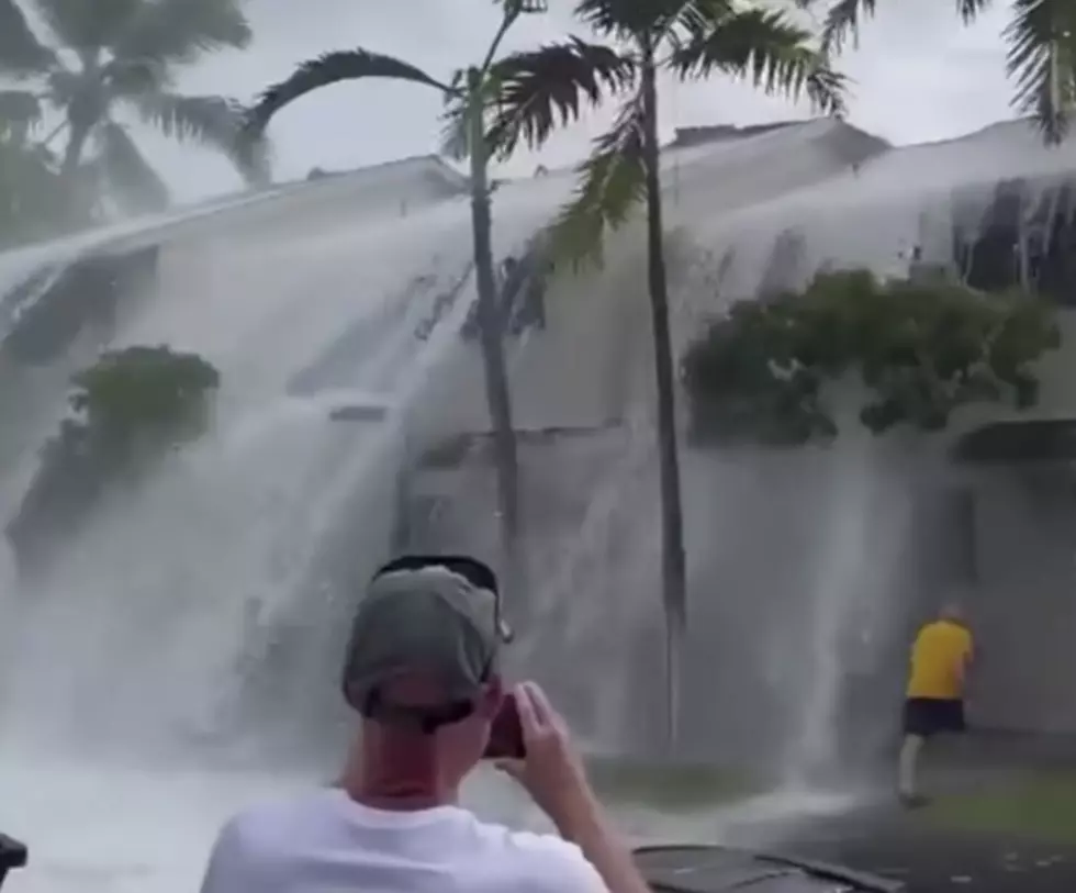 Large Wave Crashes Over Two Story Townhouse in Hawaii [VIDEO]