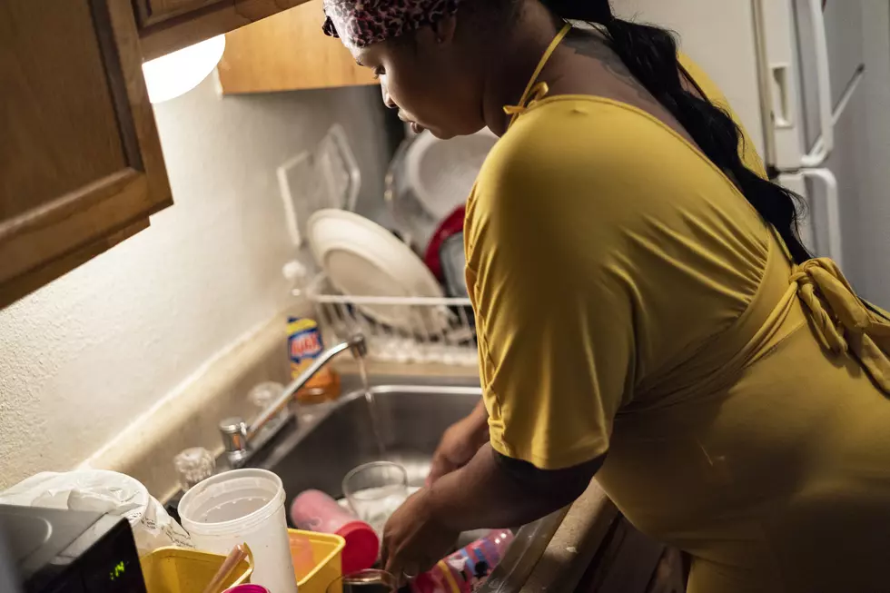 Dark Brown Water Seen Coming From Faucet in Jackson Mississippi [VIDEO]