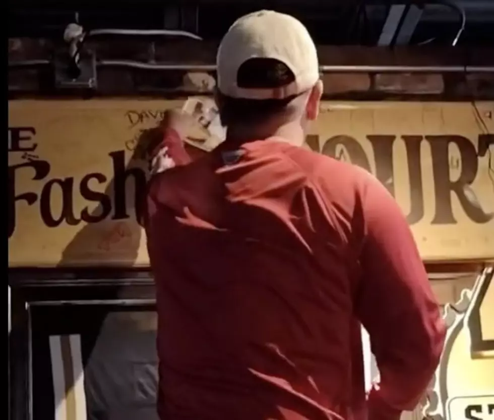 Ragin’ Cajuns Fan Removes LSU ‘Eye of The Tiger’ Decal in Bar [VIDEO]