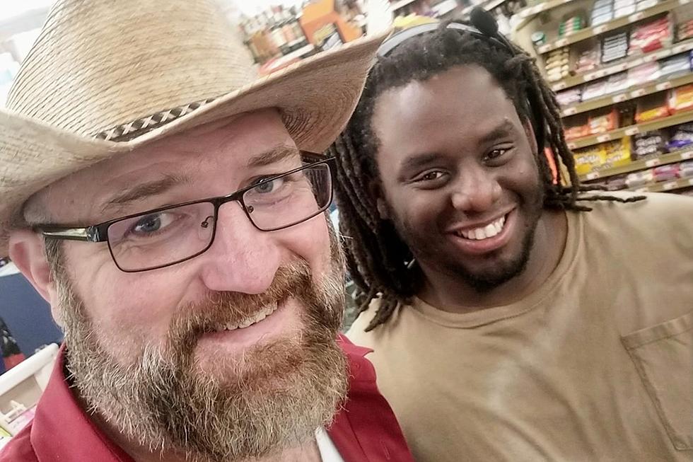 Insufficient Funds Leads to New Friendship As Random Act of Kindness Goes Viral