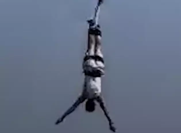 Man&#8217;s Bungee Cord Snaps After Jump, He Survives Fall [VIDEO]