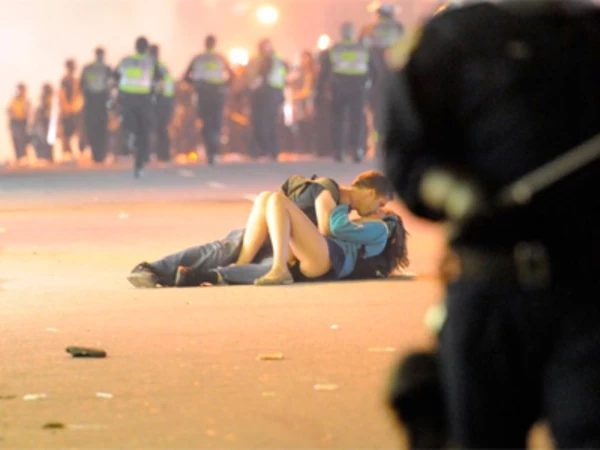 Couple Making Out At Vancouver Riot Become Its Accidental Stars PHOTO