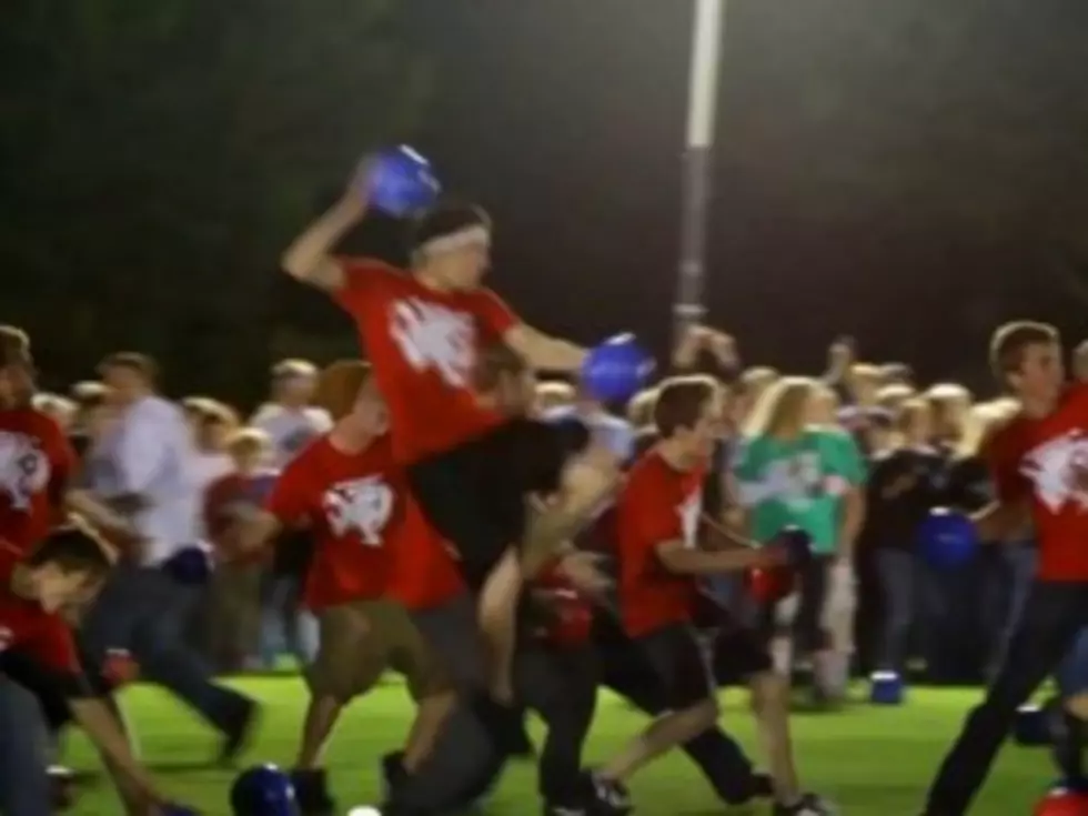 Giant Dodgeball Game Played by 4,000 People [VIDEO]