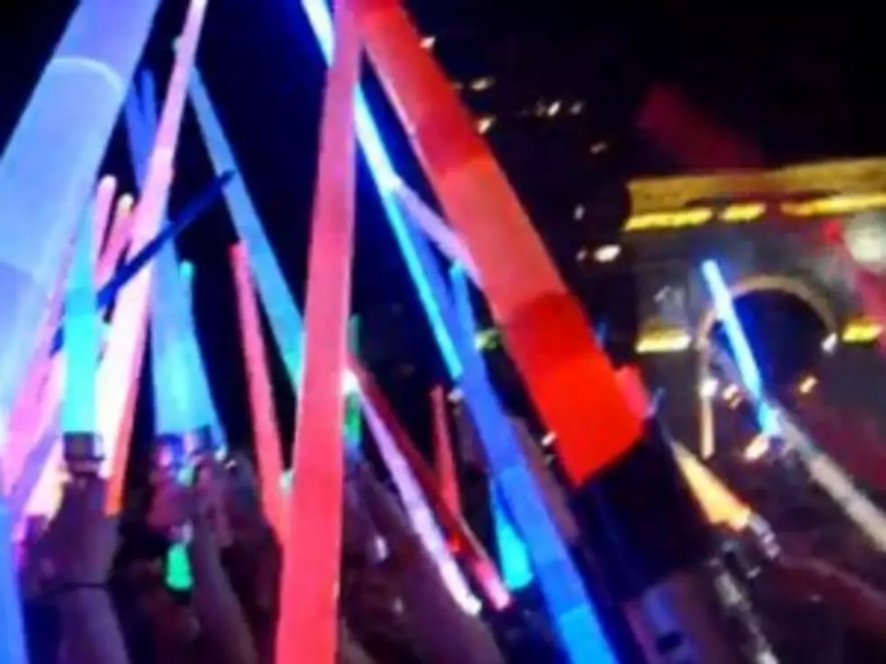 Light Saber Flash Mob Takes Over New York City Park [VIDEOS]