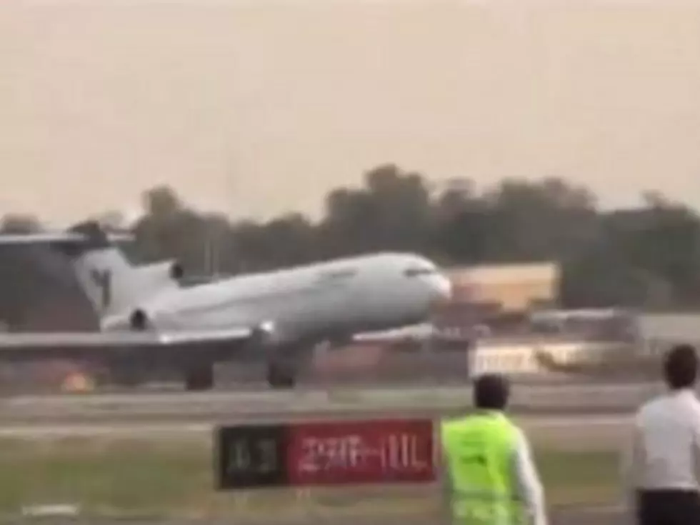 Pilot Lands Plane Without Use of Front Landing Gear [VIDEO]