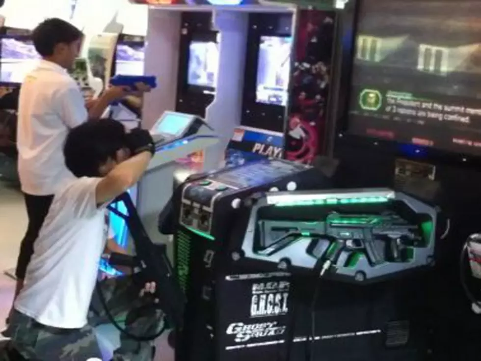 Gamer Goes Wild at Arcade [VIDEO]