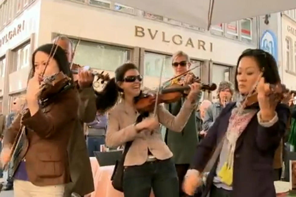 Orchestral Flash Mob Plays the Theme from ‘Star Wars’
