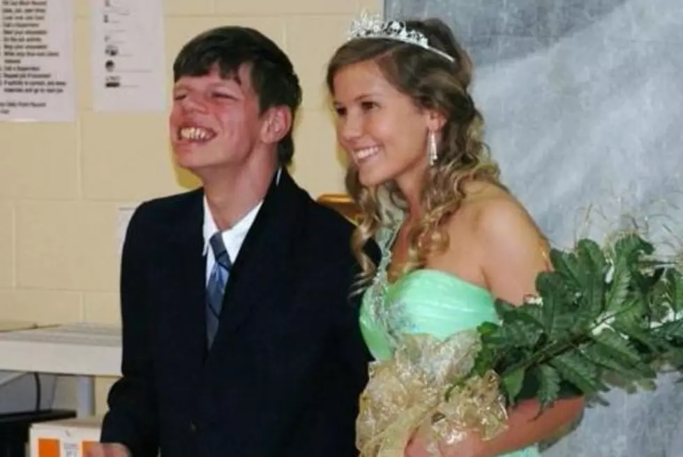Homecoming Nominees Gives Crown to Student with Neurological Disorder