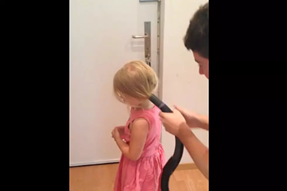 Dad Has Ingenious Way of Doing His Daughter's Hair