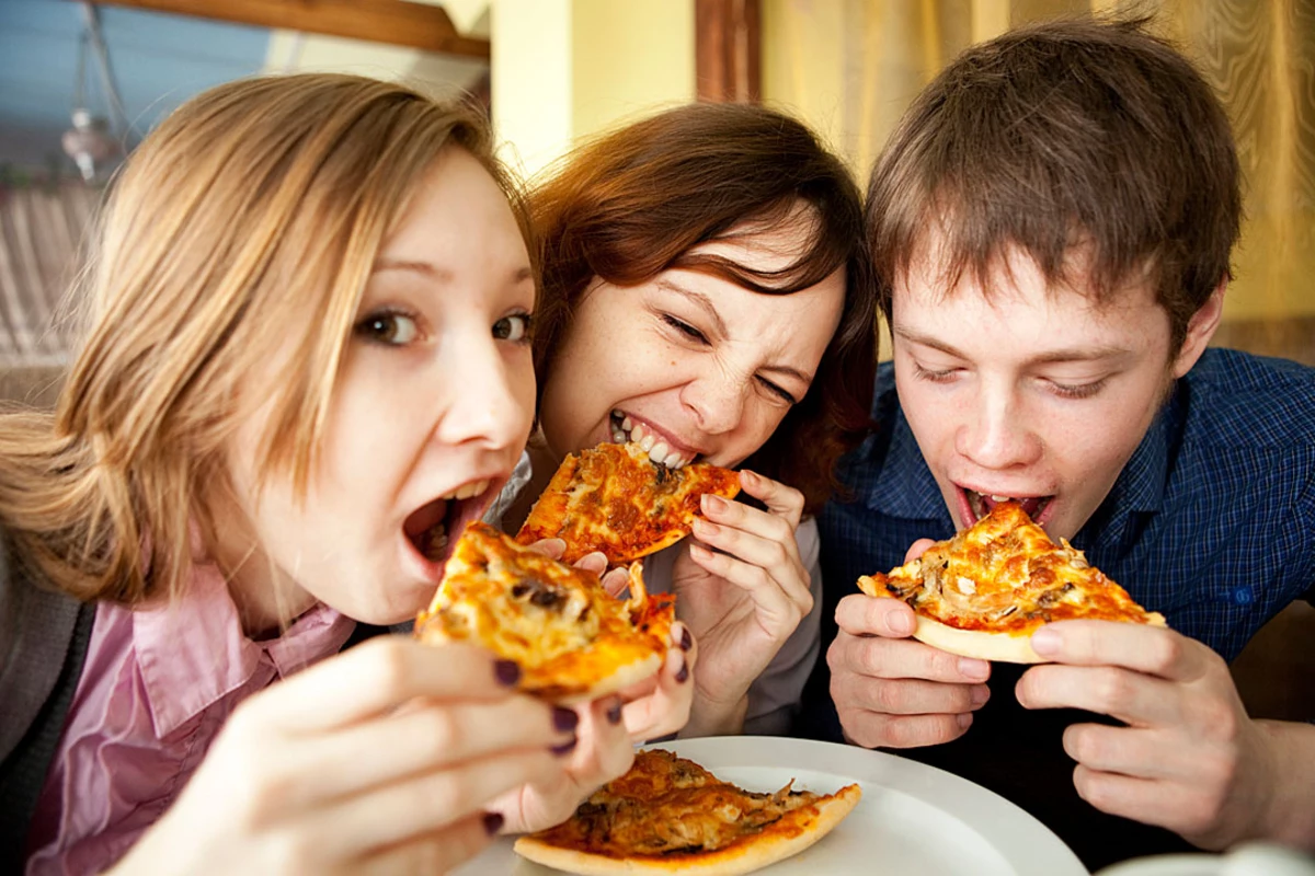 She s hungry. Подростки и пицца. Люди едят пиццу. Семья ест пиццу. Молодежь ест пиццу.