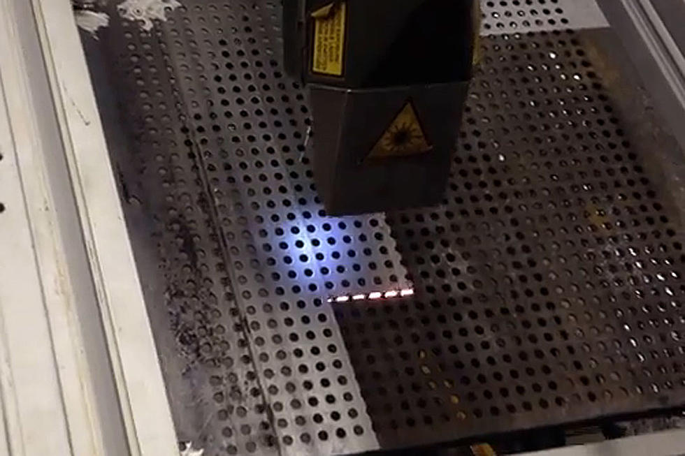 Laser Cleans Bakeware, Brings Future to Kitchens Now