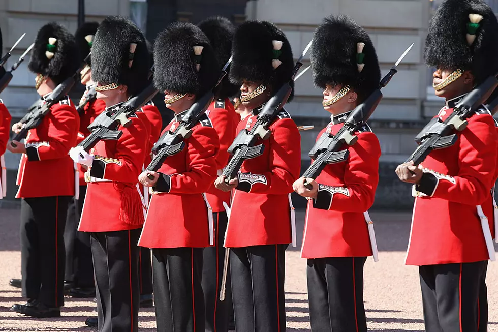 Buckingham Palace Guard Pulls Rifle on Meddlesome Tourist