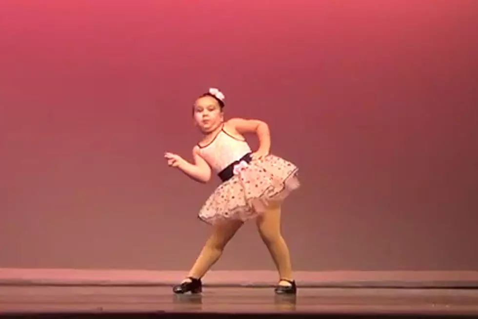 Мем девочка танцует