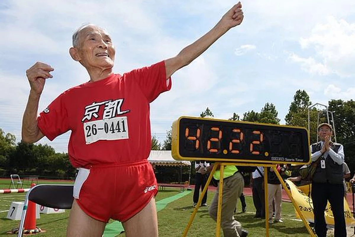 100 метров за 5 секунд. Хидекити Миядзаки. Хидекичи Миядзаки рекорд. Пожилые спортсмены. Пожилые бегуны.