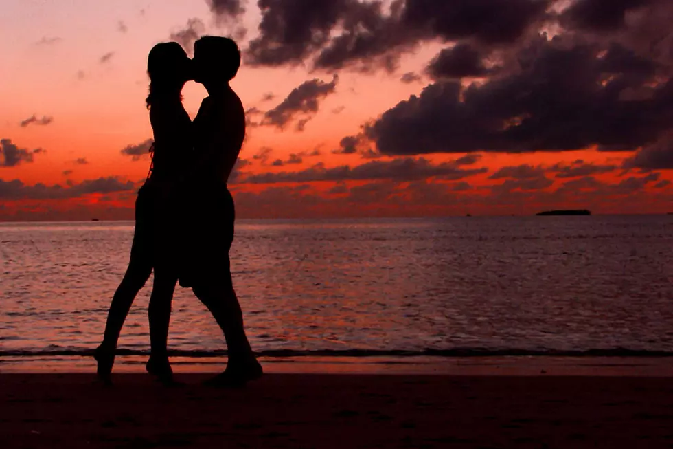Beautiful Sunset Beach Kiss Ruined By Fortune-Hunting Yutz