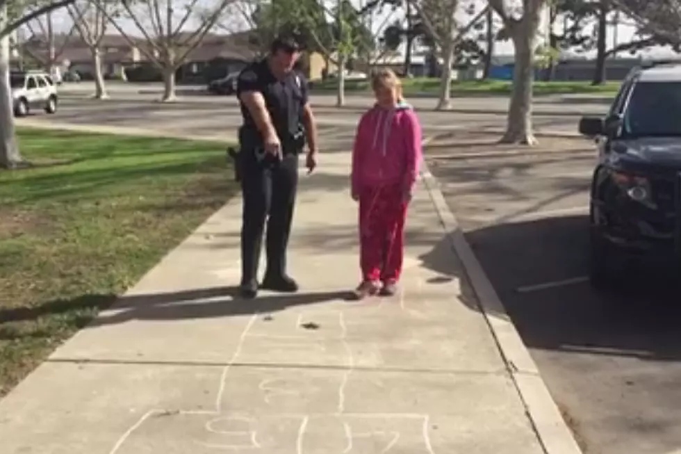 Caring Police Officer Teaches Homeless Girl to Play Hopscotch