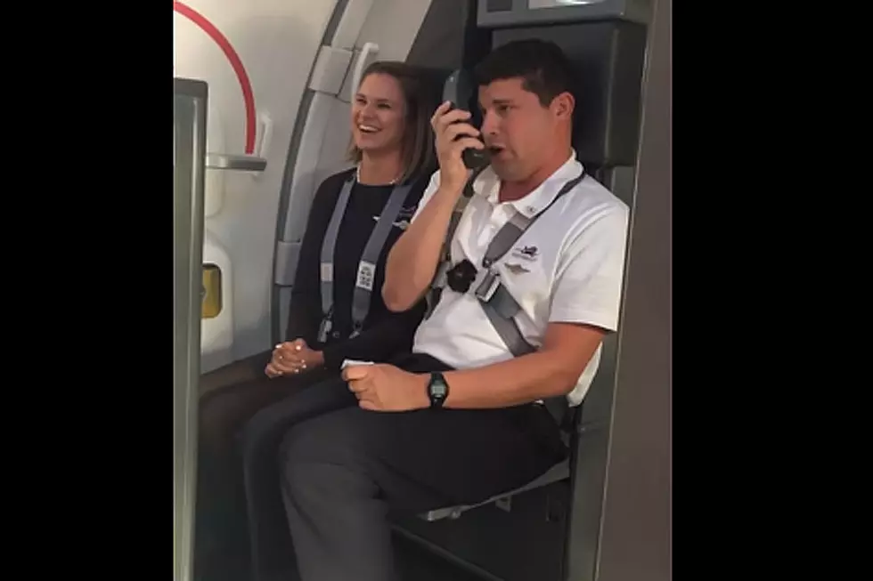 Flight Attendant Has Passengers Rolling With ‘Looney Tunes’ Impressions
