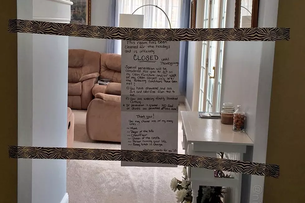Hyper-Focused Mom Writes Note Banning Family From Living Room Until Thanksgiving