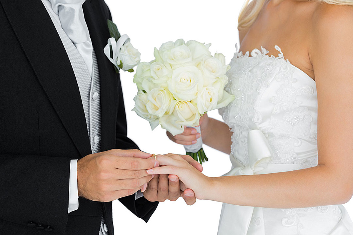 Жених что означает. Жених и невеста. Жених надевает кольцо невесте. Невеста на руках у жениха. Жених и невеста со спины.